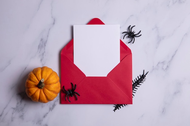 Halloweenowa pusta kartka i koperta z dyniami i pająkami