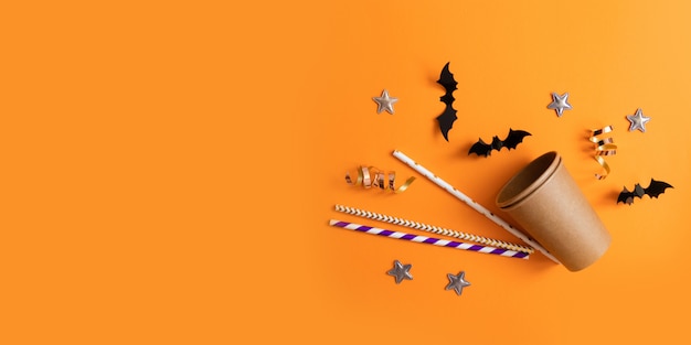Halloweenowa świecka Kompozycja Papierowych Okularów, Wielokolorowych Kanalików Na Napoje, Czarne Papierowe Nietoperze, Gwiazdy