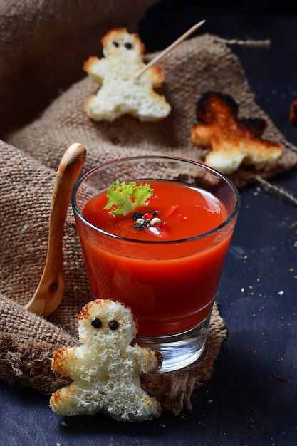 Halloweenowa zupa gazpacho i grzanki, które wyglądają jak voodoo
