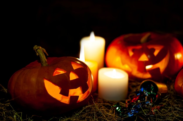 Halloweenowe banie i świece w ciemnym pokoju