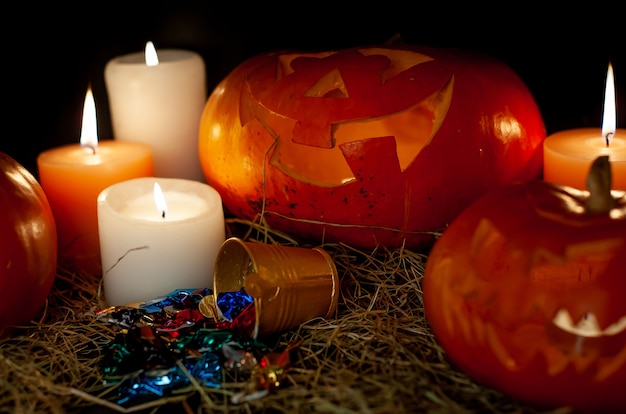 Zdjęcie halloweenowe banie i świece w ciemnym pokoju