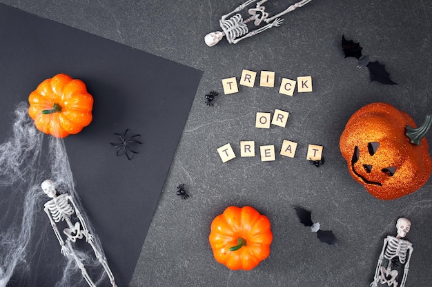 Zdjęcie halloweenowe dekoracje na czarnym tle halloweenowa koncepcja mieszkanie leżał widok z góry cukierek albo psikus