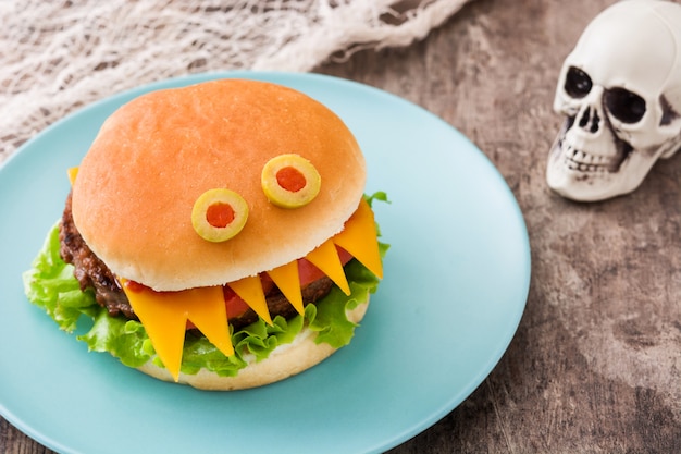 Halloweenowe potwory burger na drewnianym stole