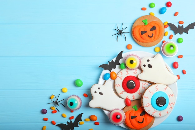 Halloweenowe słodycze na kolorowym tle z bliska widok z góry z miejscem na tekst