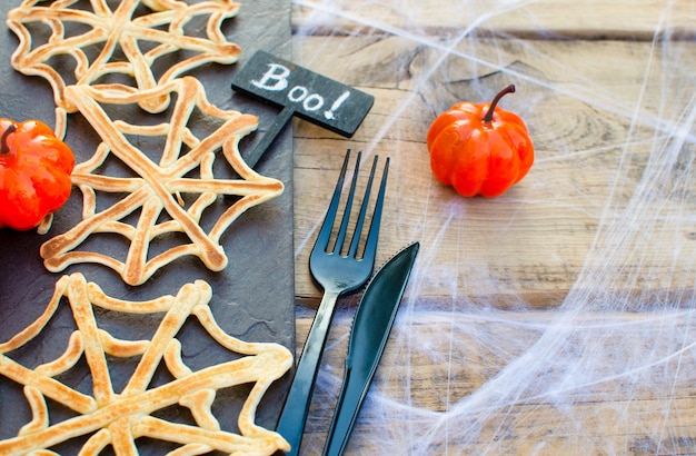 Halloweenowe śniadanie żywności. Naleśniki z pajęczyny. Świąteczne jedzenie na halloween