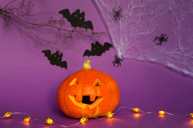 Halloweenowe tła Jack lantern naturalne pająki dyniowe i czarne nietoperze na fioletowym tle ze straszną scenerią Horror i straszne wakacje z kopią miejsca