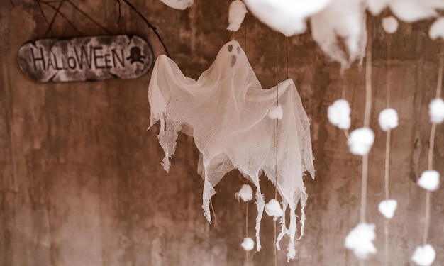 Halloweenowe tło na betonowym tle z odlewem i znakiem z napisem wolnego miejsca na tekst Diy Halloweenowy duch ze skrobi i gazy