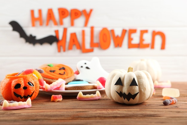 Halloweenowe tło z piernikami i innymi słodyczami z miejscem na tekst