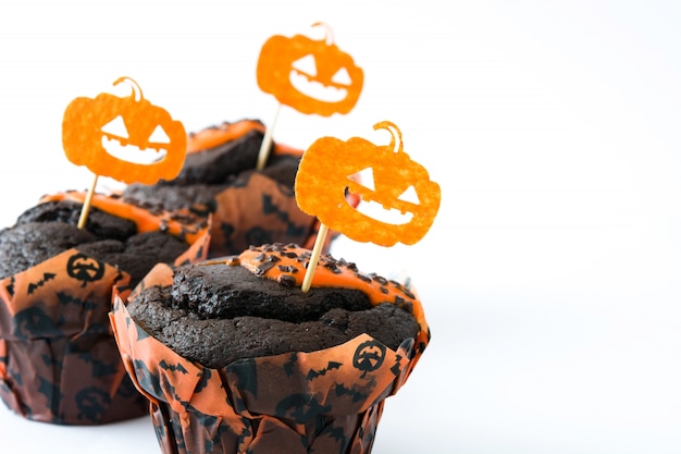 Zdjęcie halloweenowi muffins odizolowywający na bielu