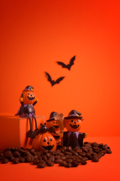 Halloweenowy bania jack-o-lantern na pomarańczowym tle.