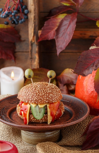Zdjęcie halloweenowy burger potwora