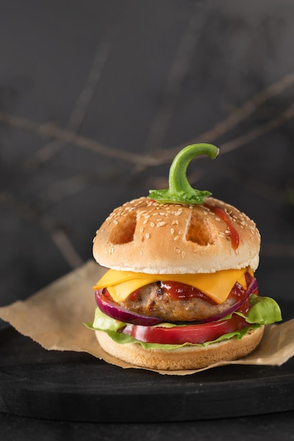 Halloweenowy Burger W Kształcie Dyni Głowy Jack O Latarnia Na Czarnym Tle.