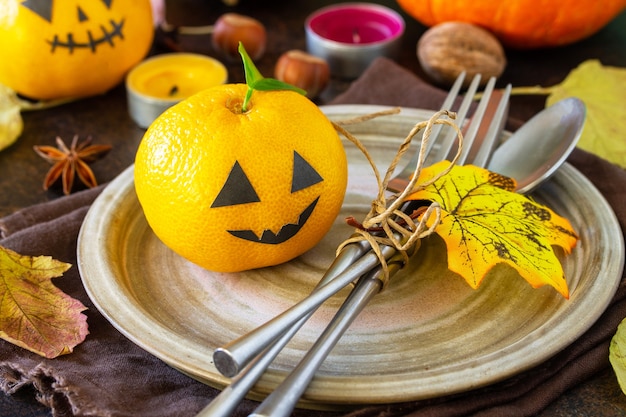 Halloweenowy drewniany stół z dyniami i mandarynkami