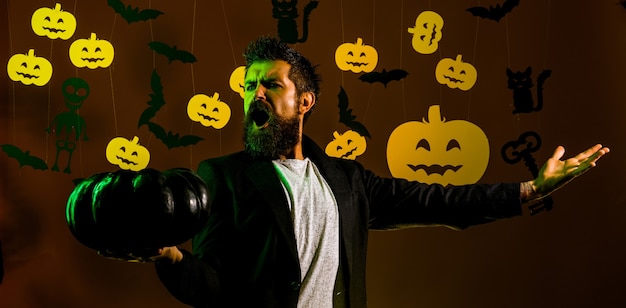 Halloweenowy Mężczyzna Z Banią W Ciemności. Szczęśliwy Hipster Z Zakrwawioną Brodą Z Dyniami. Cukierek Albo Psikus. Jack-o-latarnie.