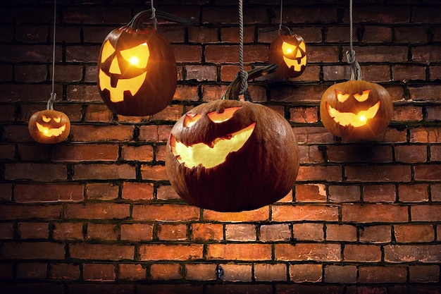 Halloweenowy projekt z upiornymi dyniami. Różne środki przekazu