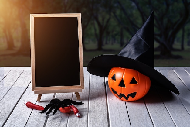 Halloweenowy Tło. Straszna Bania, Chalkboard Na Drewnianej Podłoga I Ciemnym Lesie.