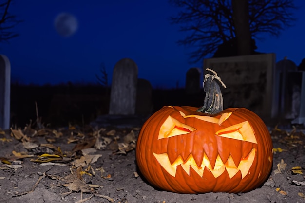 Halloweenowy uśmiech dyniowy i przerażające oczy na wieczorną imprezę