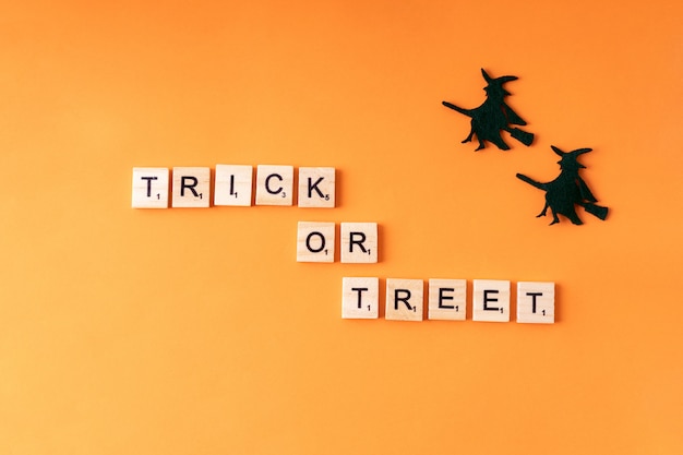 Halloweenowy wakacyjny minimalny odgórnego widoku wizerunek list z tekstem i czarownicy tłem
