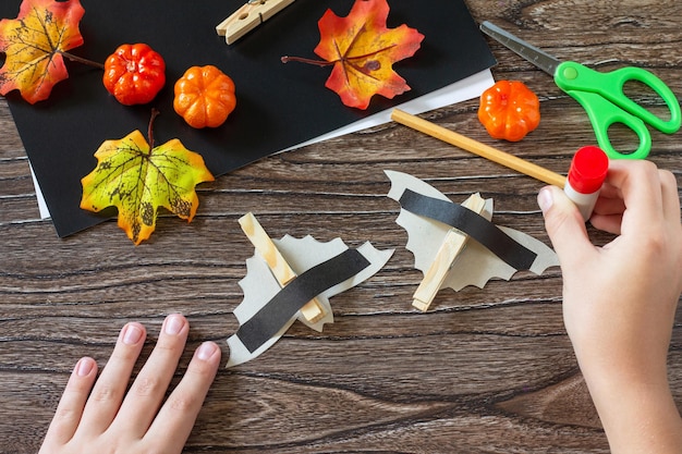 Zdjęcie halloweenowy wystrój drewniany spinacz do bielizny z kijem na drewnianym stole projekt kreatywności dla dzieci