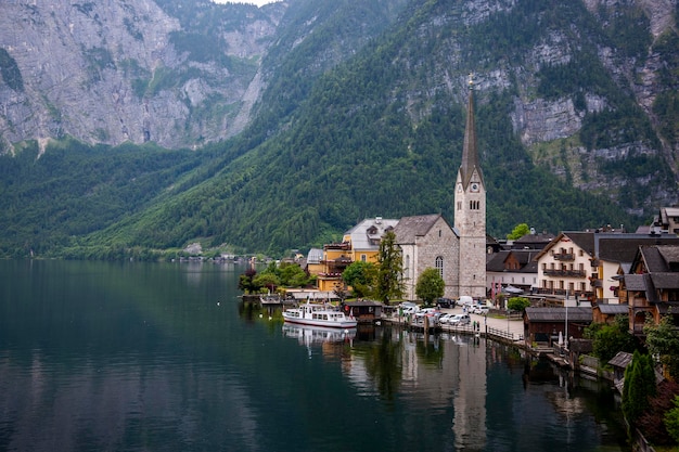 Hallstatt Austria 17 czerwca 2023 r. Widok na jezioro Hallstattersee i miasto Hallstatt