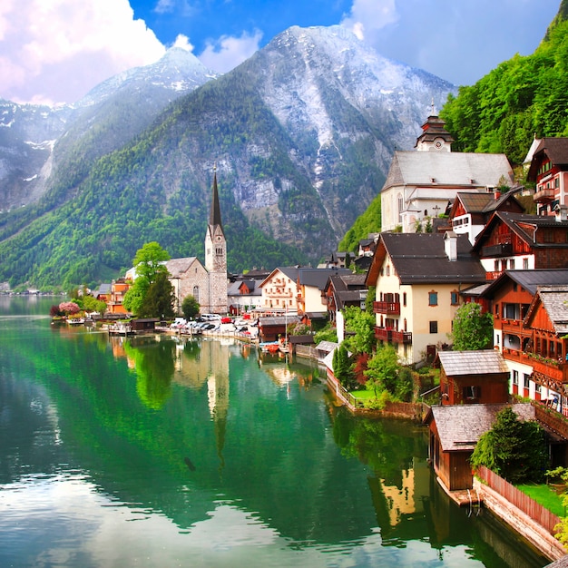 Hallstatt, piękna górska wioska nad jeziorem, Austria