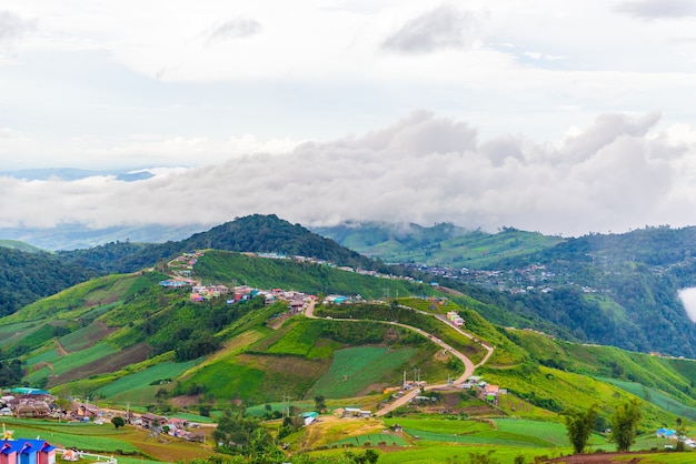 Halna droga przy Phu Hin Rong Kla parkiem narodowym przy phu Tubberk, Phetchabun prowincja, Tajlandia (phu tubberk)