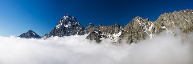 Halne Szczyty Alp Nad Chmurami Przeciw Jasnemu Niebieskiemu Niebu. Piemont Włochy