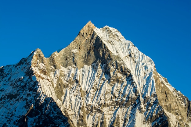 Halni szczyty z niebieskim niebem w Nepal