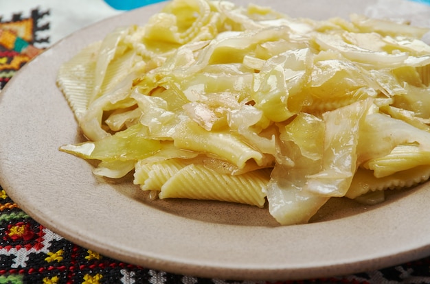Haluski Zasmażana Kapusta I Makaron, kluski na miękko lub knedle gotowane w kuchniach Europy Środkowo-Wschodniej.