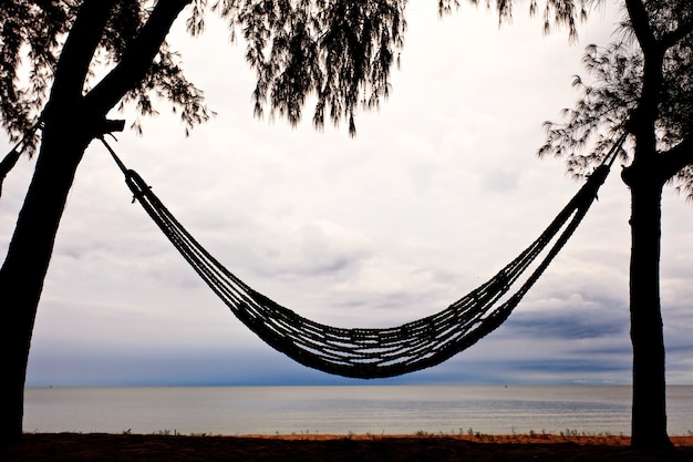 Hamak na plaży i niebo w tle