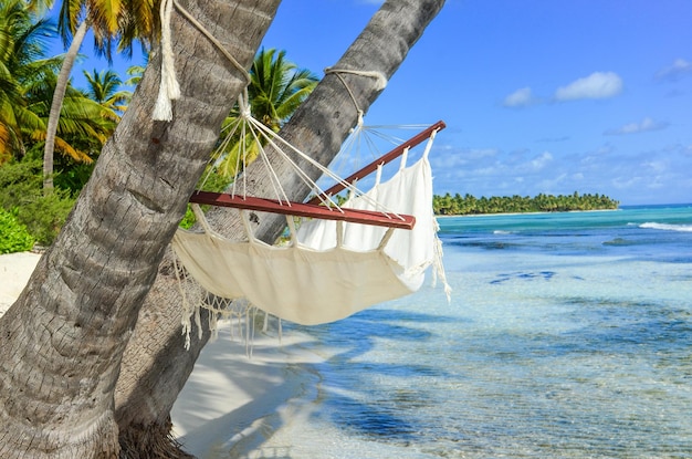 Hamak na tropikalnej plaży na Dominikanie