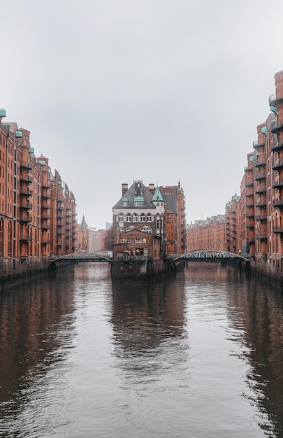 Hamburg Speicherstadt Dzielnica magazynowa Speicherstadt w Hamburgu Niemcy o zmierzchu Stare miasto nad kanałami wodnymi HafenCity w Hamburgu Niemcy