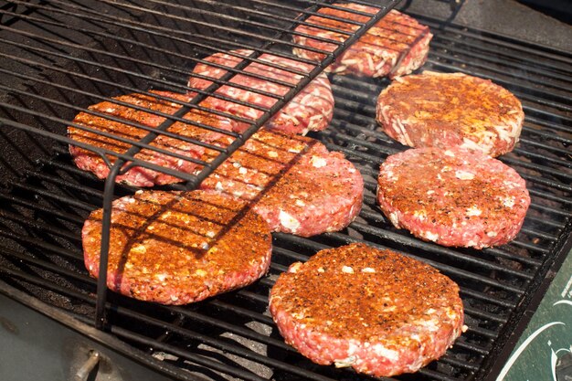 Hamburger dla smakoszy paruje na grillu.