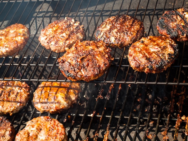 Hamburger Dla Smakoszy Paruje Na Grillu.