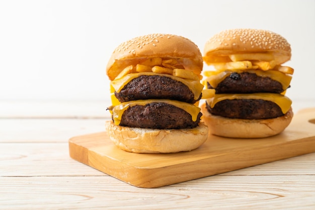 hamburger lub burgery wołowe z serem i frytkami - styl niezdrowego jedzenia