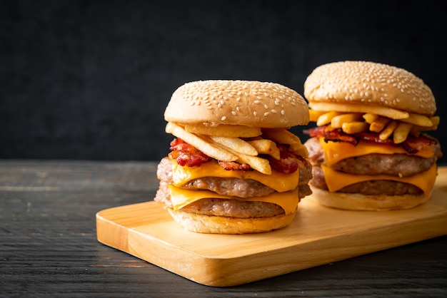 hamburger wieprzowy lub burger wieprzowy z serem, boczkiem i frytkami