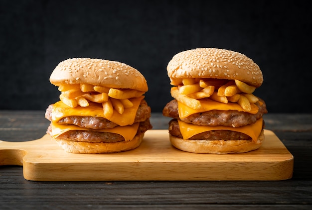 Zdjęcie hamburger wieprzowy lub burger wieprzowy z serem i frytkami