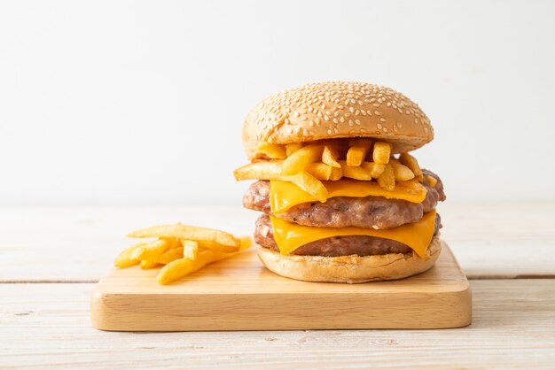 hamburger wieprzowy lub burger wieprzowy z serem i frytkami