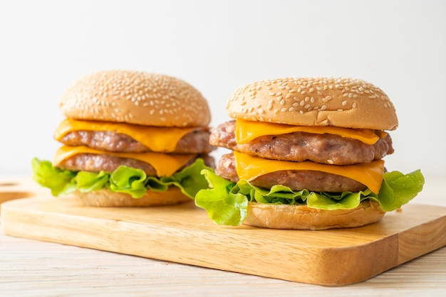 Hamburger Wieprzowy Lub Burger Wieprzowy Z Serem Na Drewnianej Desce