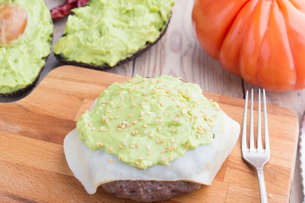 Hamburger z Czarnego Agusa z guacamole