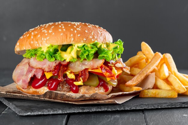 Hamburger Z Frytkami Na Talerzu łupkowym