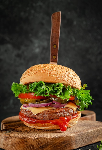 Hamburger z nożem na desce Amerykański fast food