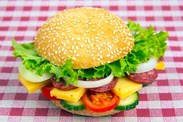 Hamburger z warzywami i kiełbasą. Fast food i śniadanie. Kalorie i dieta.