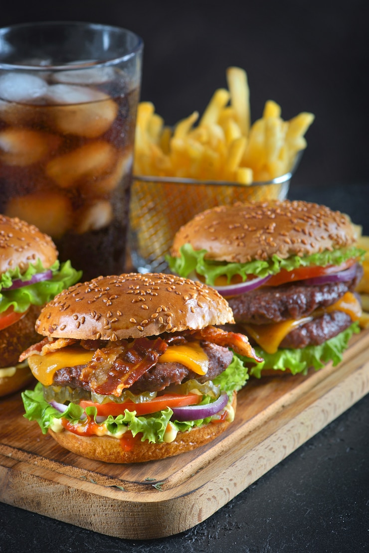 Zdjęcie hamburgery z frytkami i szklanką coli