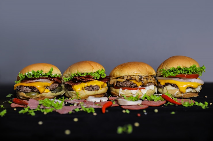 Zdjęcie hamburgery z rzędu na stole zbliżenie