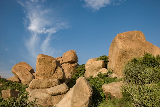 Hampi, Karnataka, Indie - 25 września 2010: Kamienie w historycznym parku Hampi