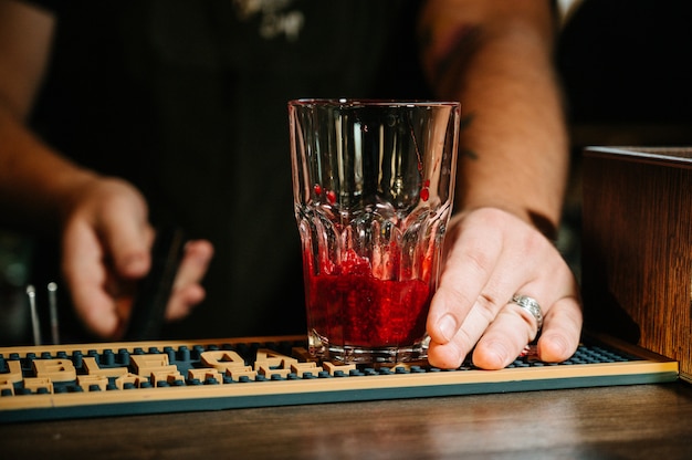 Zdjęcie hand barman zrobić koktajl.