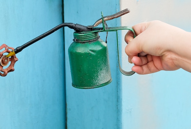 Hand Holding Old Vintage Olejarka lub olej może być pokryty smarem i kurzem