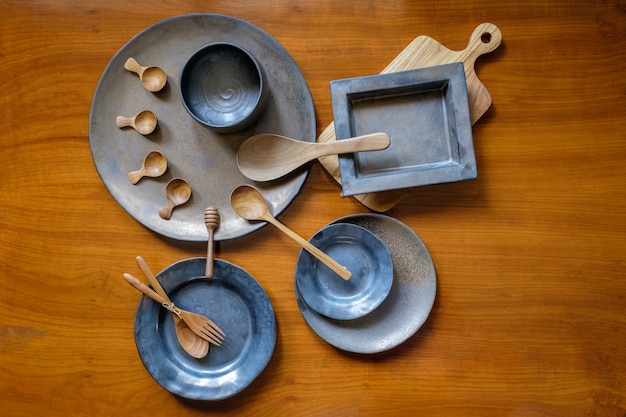 Zdjęcie handcrafted ceramiczna i drewniana tableware z cutlery na drewnianym tle