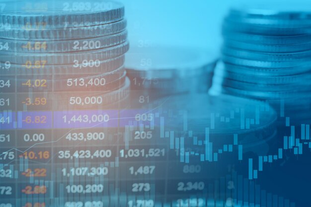 Handel inwestycjami na rynku akcji, monety finansowe i wykresy graficzne lub Forex do analizy zysków, finansów, danych o trendach biznesowych